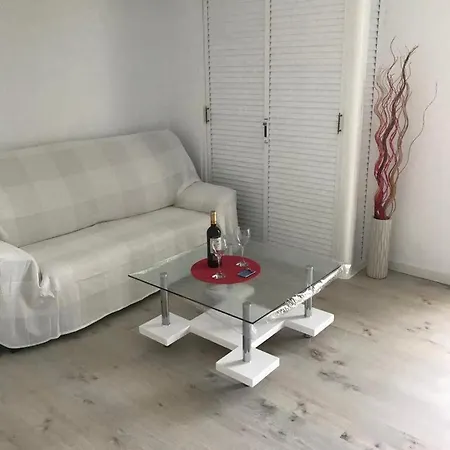 Carihuela Apartman *